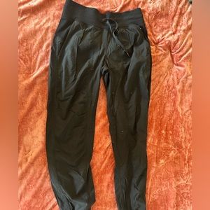 Black lululemon dance joggers seize 4